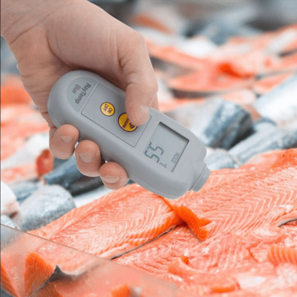Labset termómetro RayTemp Blue_detalhe3 termómetro RayTemp blue apontado para um salmão