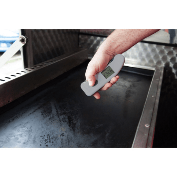 Labset termómetro Thermapen IR Bluetooth_2 Termómetro Thermapen IR Bluetooth a ser usado