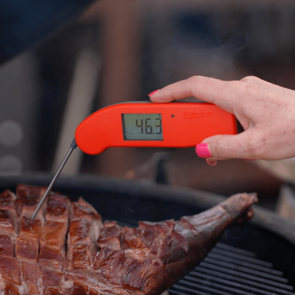 Labset termometro Thermapen One vermelho_4 Termómetro Thermapen® ONE a ser usado num pernil